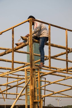 Kitap fuarı 2022 'nin hazırlıkları, 2022' deki kitap fuarı için çok çalışan insanlar. Bu görüntü 9 Şubat 2022 'de Dhaka, Bangladeş' ten benim tarafımdan çekildi..