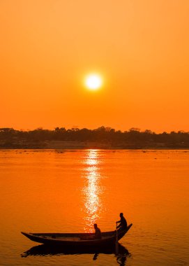 2022 kışında nehirde günbatımı fotoğrafçılığı. Bu fotoğraf 17 Ocak 2022 'de Güney Asya' daki Doleswori nehrinden çekildi..