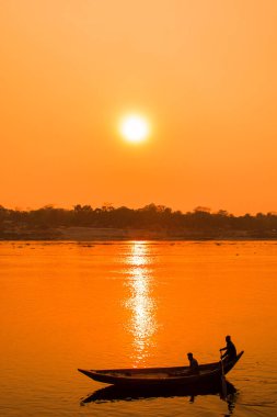 2022 kışında nehirde günbatımı fotoğrafçılığı. Bu fotoğraf 17 Ocak 2022 'de Güney Asya' daki Doleswori nehrinden çekildi..