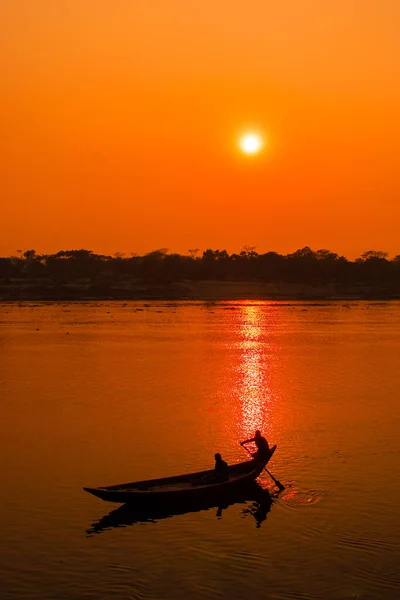 2022年冬季 在河上拍摄日落 这张照片是2022年1月17日我在孟加拉国的多丽丝瓦里河拍摄的 — 图库照片