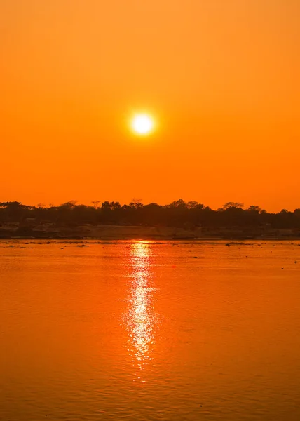 2022年冬季 在河上拍摄日落 这张照片是2022年1月17日我在孟加拉国的多丽丝瓦里河拍摄的 — 图库照片