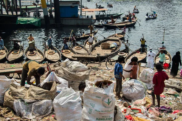 Geleneksel tekne istasyonu. Bu fotoğraf benim tarafımdan çekildi. Bu resmi 9 Mart 2022 'de Güney Asya, Dhaka, Bangladeş' teki Burigongga nehri kıyısında çektim.