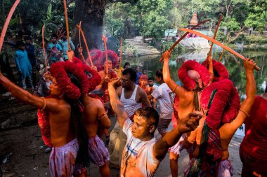 Lal Kach festivali Bangladeş 'te kutlanır. Hindu cemaati, 13 Nisan 2022 Çarşamba günü Bangladeş 'in Narayangonj kentinde düzenlenen yıllık Lal Kach (kırmızı cam) festivaline katıldı., 