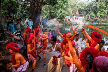 Lal Kach festivali Bangladeş 'te kutlanır. Hindu cemaati, 13 Nisan 2022 Çarşamba günü Bangladeş 'in Narayangonj kentinde düzenlenen yıllık Lal Kach (kırmızı cam) festivaline katıldı., 