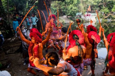 Lal Kach festivali Bangladeş 'te kutlanır. Hindu cemaati, 13 Nisan 2022 Çarşamba günü Bangladeş 'in Narayangonj kentinde düzenlenen yıllık Lal Kach (kırmızı cam) festivaline katıldı., 