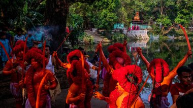 Lal Kach festivali Bangladeş 'te kutlanır. Hindu cemaati, 13 Nisan 2022 Çarşamba günü Bangladeş 'in Narayangonj kentinde düzenlenen yıllık Lal Kach (kırmızı cam) festivaline katıldı., 