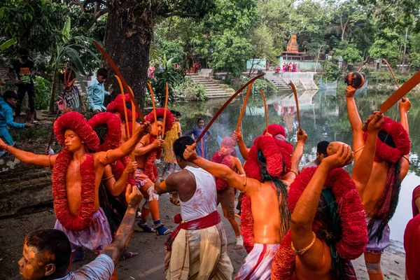 Lal Kach festivali Bangladeş 'te kutlanır. Hindu cemaati, 13 Nisan 2022 Çarşamba günü Bangladeş 'in Narayangonj kentinde düzenlenen yıllık Lal Kach (kırmızı cam) festivaline katıldı., 