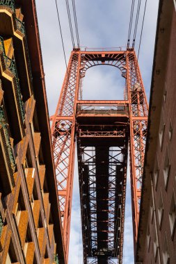 Madrid, İspanya. 16 Ağustos 2021, İspanya 'nın Biscay eyaletindeki Vizcaya Köprüsü dikey görünümü