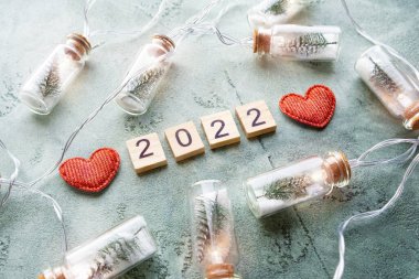 2022 numara ve yeşil arka planda çelenk. Yeni yıl ve Noel konsepti.