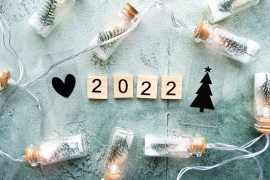 2022 numara ve yeşil arka planda çelenk. Yeni yıl tebrik kartı. Düz yatıyordu.