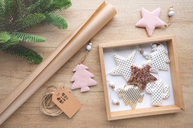 İçinde Noel oyuncakları olan hediye kutusu. Yeni yıl için hediye paketi. Yankı paketleme kavramı.