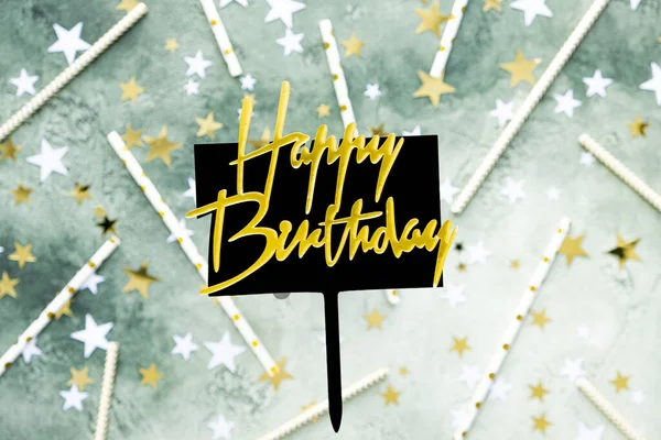 Letras de ouro feliz aniversário na placa preta no fundo verde festivo borrão — Fotografia de Stock