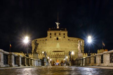 Gece vakti Castel Sant 'Angelo Köprü, Vatikan Şehri, Roma, İtalya