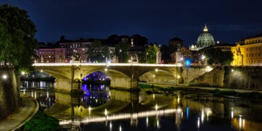 Roma 'nın Tever Nehri üzerindeki antik köprüsü, Vatikan Şehri, Roma, İtalya