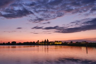 Ortaçağ kalesi ve şehir silueti gün batımında aydınlandı, Mantua, İtalya
