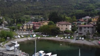 Como Gölü sahil şeridinin güzel hava manzarası, eski küçük köy, Lierna, Lombardy, İtalya 