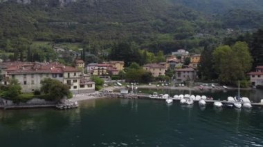 Como Gölü sahil şeridinin güzel hava manzarası, eski küçük köy, Lierna, Lombardy, İtalya 