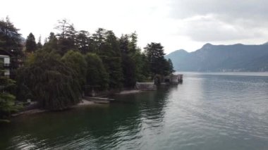 Como Gölü sahil şeridinin güzel hava manzarası, eski küçük köy, Lierna, Lombardy, İtalya 