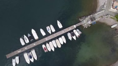 Limanda demirli tekneler - Aerial View, Lierna, Lombardy, İtalya