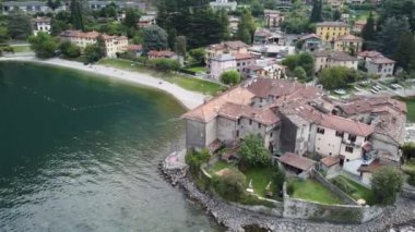 Como Gölü sahil şeridinin güzel hava manzarası, eski küçük köy, Lierna, Lombardy, İtalya 