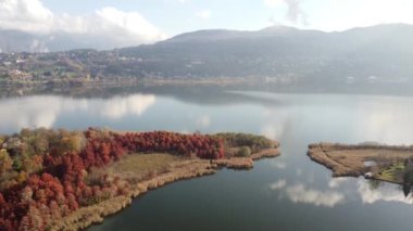  Alp gölü ve çevresindeki dağların ve bitkilerin hava manzarası bulutlu bir günde, Brianza, Lombardy, İtalya 'da yansıdı.