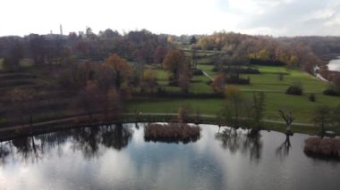  Alp gölü ve çevresindeki dağların ve bitkilerin hava manzarası bulutlu bir günde, Brianza, Lombardy, İtalya 'da yansıdı.