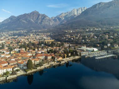 Como Gölü kıyılarının güzel hava manzarası, eski küçük bir köy, Mandello del Lario, Lombardy, İtalya