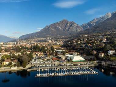 Como Gölü kıyılarının güzel manzarası ve yelkenlilerle dolu bir rıhtım, eski küçük bir köy, Mandello del Lario, Lombardy, İtalya