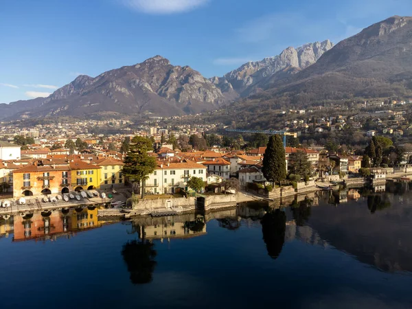 Como Gölü kıyılarının güzel hava manzarası, eski küçük bir köy, Mandello del Lario, Lombardy, İtalya