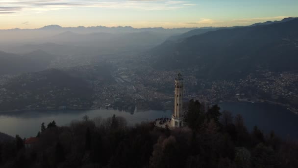 Vista Drone Ministeriale Faro Sul Lago Como Skyline Con Luce — Video Stock