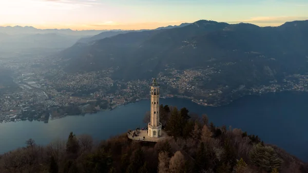 Vista Aérea Faro Sobre Horizonte Del Lago Como Con Luz — Foto de Stock