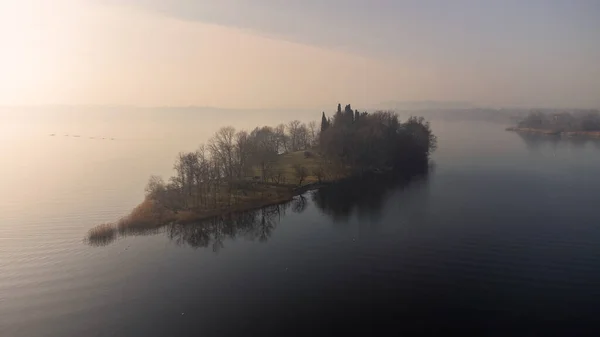 Pequeña Isla Tranquila Cipreses Lago Pusiano Día Frío Brumoso Invierno — Foto de Stock