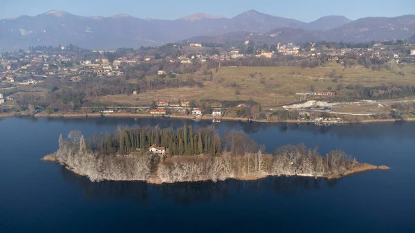 Petite Île Cyprès Dans Lac Pusiano Par Une Journée Froide — Photo