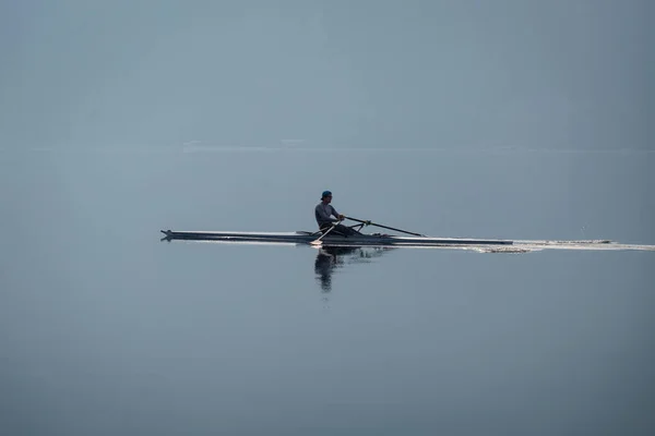 2022年2月5日 在意大利伦巴第科莫湖湖上训练划船的年轻人 — 图库照片