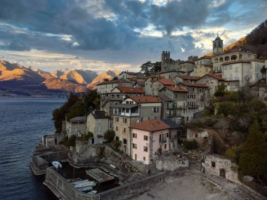AERİAL VİEW. Manzaralı bir resim, Lombardy, Como Gölü bölgesindeki küçük eski bir köyden kartpostal görüntüsü, İtalya