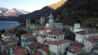 AERİAL VİEW. Como Gölü 'nün yanında küçük bir köy demirli tekneli bir marinanın yanında - seyahat noktası - Dervio, Lombardy, İtalya