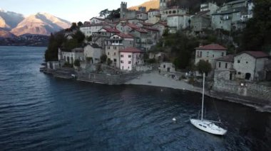 AERİAL VİEW. Como Gölü 'nün yanında küçük bir köy demirli tekneli bir marinanın yanında - seyahat noktası - Dervio, Lombardy, İtalya
