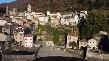 AERİAL VİEW. Como Gölü 'nün yanında küçük bir köy demirli tekneli bir marinanın yanında - seyahat noktası - Dervio, Lombardy, İtalya