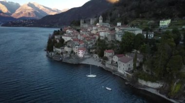 AERİAL VİEW. Como Gölü 'nün yanında küçük bir köy demirli tekneli bir marinanın yanında - seyahat noktası - Dervio, Lombardy, İtalya