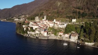AERİAL VİEW. Como Gölü 'nün yanında küçük bir köy demirli tekneli bir marinanın yanında - seyahat noktası - Dervio, Lombardy, İtalya