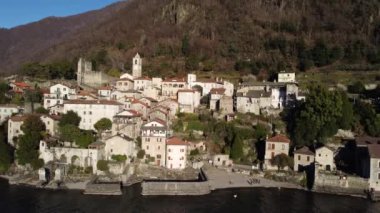 AERİAL VİEW. Como Gölü 'nün yanında küçük bir köy demirli tekneli bir marinanın yanında - seyahat noktası - Dervio, Lombardy, İtalya