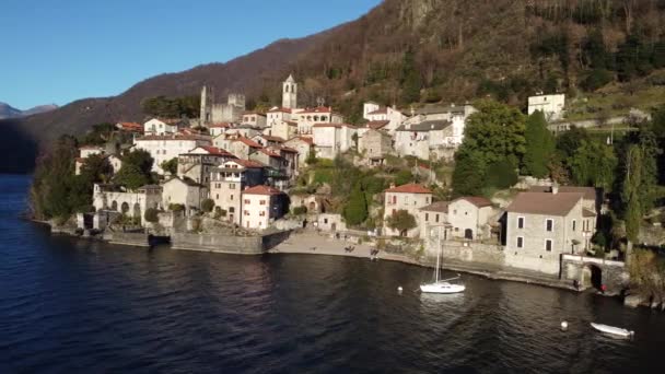 Aerial View 科莫湖沿岸的一个小村庄 旁边是一个有系泊船只的码头 旅游目的地 意大利伦巴第的德尔维奥 — 图库视频影像