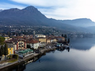 Como Gölü kıyılarının güzel hava manzarası, eski küçük bir köy, Mandello del Lario, Lombardy, İtalya