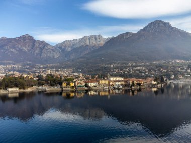 Como Gölü kıyılarının güzel hava manzarası, eski küçük bir köy, Mandello del Lario, Lombardy, İtalya