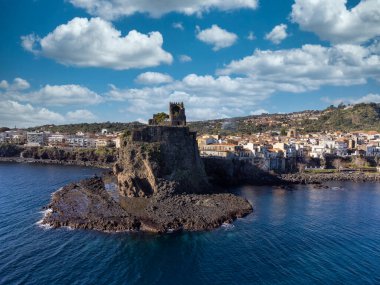 Hava görüntüsü. Acicastello deniz körfezi ve Norman şatosunun panorama drone görüntüsü - seyahat güzergahı, Catania, Sicilya, İtalya