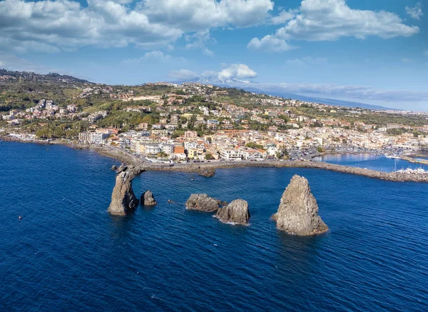 空中展望 背景にエトナ山とAcitrezzaのスタックのパノラマドローン画像 旅行先 カターニア シチリア島 イタリア — ストック写真