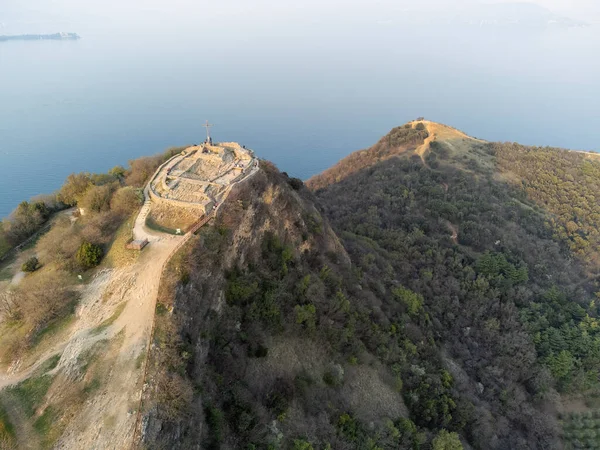 Garda Gölü, İtalya. Hava aracı fotoğrafçılığı. Arka plandaki Rocca di Manerba manzarası, San Biagio Adası, yüksek irtifadaki Garda Adası.