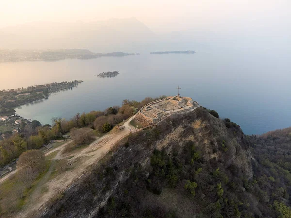 イタリアのガルダ湖 空中ドローン撮影 背景の山の中でロッカ マンエルバのビュー さんBiagio島 標高の高いガルダ島 — ストック写真