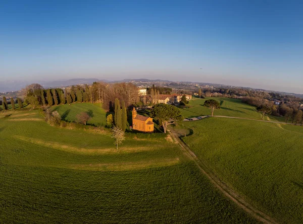 Hava aracı atışı. Gün batımında Pomelasca 'nın kırmızı kilisesi - Lombardy kırsal panorama, Inverigo, Como, İtalya