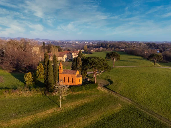 Hava aracı atışı. Gün batımında Pomelasca 'nın kırmızı kilisesi - Lombardy kırsal panorama, Inverigo, Como, İtalya